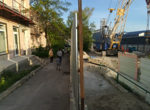 Новороссийцы возмущены строительством шоссе вблизи их окон Новороссийцы возмущены строительством шоссе вблизи их окон