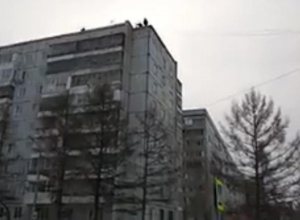 Остатки лифта скинули на припаркованные автомобили в Новороссийске Остатки лифта скинули на припаркованные автомобили в Новороссийске