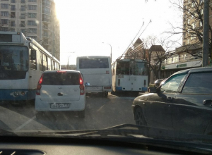 Троллейбус и автобус не поделили дорогу в Новороссийске Троллейбус и автобус не поделили дорогу в Новороссийске