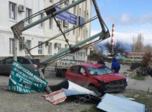 В Новороссийске от удара об рекламный щит, у иномарки проломлена крыша В Новороссийске от удара об рекламный щит, у иномарки проломлена крыша