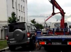 «Необычный» способ эвакуации возмутил новороссийцев «Необычный» способ эвакуации возмутил новороссийцев