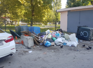 Главной достопримечательностью десятой школы Новороссийска стал специфичный запах и такой же пейзаж Главной достопримечательностью десятой школы Новороссийска стал специфичный запах и такой же пейзаж