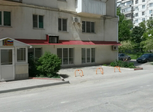 Жителям одного из домов Новороссийска блокировали официально разрешенную парковку Жителям одного из домов Новороссийска блокировали официально разрешенную парковку