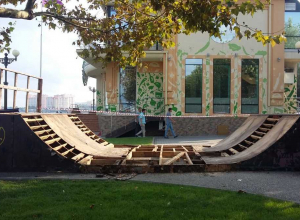 Рампу в мини-скейтпарке на Набережной начали ремонтировать Рампу в мини-скейтпарке на Набережной начали ремонтировать