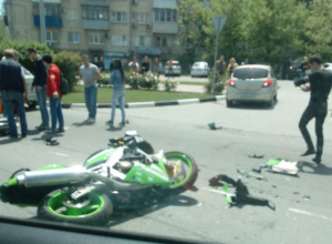 Мотоциклист с большим стажем угодил под колеса резкой автоледи в Новороссийске Мотоциклист с большим стажем угодил под колеса резкой автоледи в Новороссийске