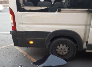 В Новороссийске маршрутка, в битве за пассажиров, протаранила автобус В Новороссийске маршрутка, в битве за пассажиров, протаранила автобус