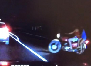 Видео смертельного ДТП мотоцикла и КамАЗа под Новороссийском попало в сеть Видео смертельного ДТП мотоцикла и КамАЗа под Новороссийском попало в сеть