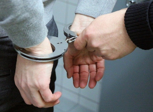 Грабитель душил женщину во дворе дома Грабитель душил женщину во дворе дома