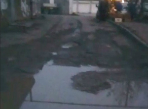 «Не обойти, не объехать!»- в центре Новороссийска огромная яма портит машины и жизнь жильцам «китайки» «Не обойти, не объехать!»- в центре Новороссийска огромная яма портит машины и жизнь жильцам «китайки»