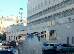 В Новороссийске в центре города прорвало водопровод В Новороссийске в центре города прорвало водопровод