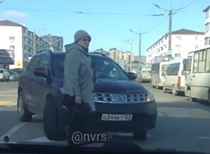 Мастер класс по опасному высаживанию пассажиров на встречке показала автоледи в Новороссийске Мастер класс по опасному высаживанию пассажиров на встречке показала автоледи в Новороссийске