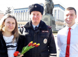 Сотрудники ГИБДД поздравили автоледи с наступающим праздником Сотрудники ГИБДД поздравили автоледи с наступающим праздником