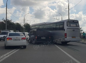 Из-за ДТП с пассажирским автобусом перекрыта дорога из Новороссийска Из-за ДТП с пассажирским автобусом перекрыта дорога из Новороссийска