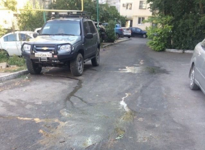 Зловония от мусорных баков текут по всему двору в Новоросссийске Зловония от мусорных баков текут по всему двору в Новоросссийске