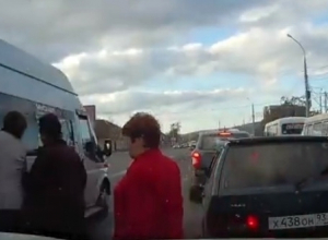 Бесстрашные пешеходы бегают через дорогу в Новороссийске Бесстрашные пешеходы бегают через дорогу в Новороссийске