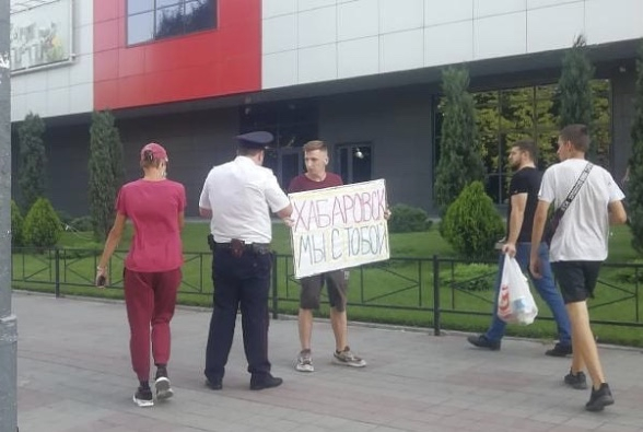 «Хабаровск, мы с тобой»: новороссиец устроил одиночный пикет в центре города «Хабаровск, мы с тобой»: новороссиец устроил одиночный пикет в центре города