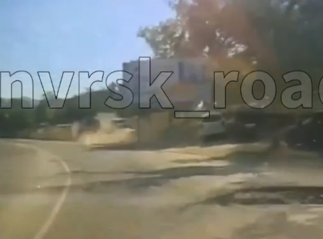 В сети появилось видео с моментом ДТП в Южном районе Новороссийска В сети появилось видео с моментом ДТП в Южном районе Новороссийска