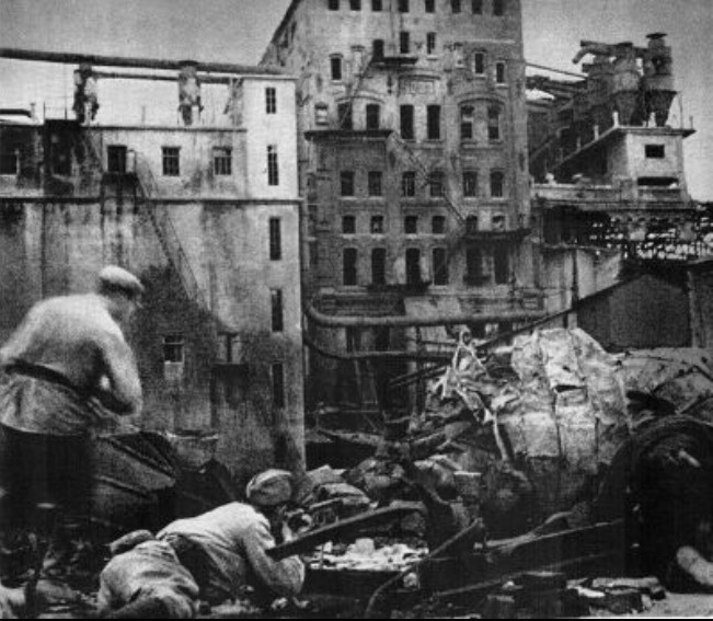 Новороссийск 75 лет назад: мастер и защитник цемзавода «Октябрь» Новороссийск 75 лет назад: мастер и защитник цемзавода «Октябрь»