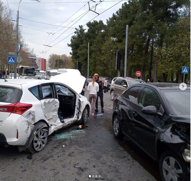 Три человека пострадали в утреннем ДТП в центре Новороссийска Три человека пострадали в утреннем ДТП в центре Новороссийска