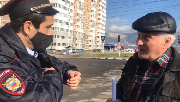 Организатора ковидного протеста пытались задержать в Новороссийске Организатора ковидного протеста пытались задержать в Новороссийске