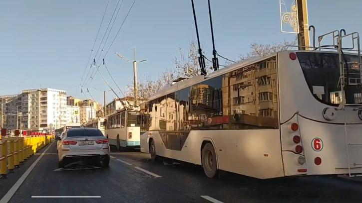 В Новороссийске из-за отключения света на проспекте Ленина встали троллейбусы В Новороссийске из-за отключения света на проспекте Ленина встали троллейбусы