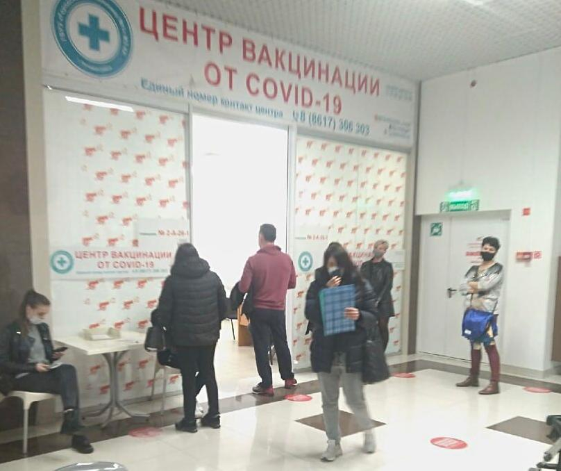 Без QR-кода нельзя, но и привиться нельзя: новороссийцев в ТЦ должны сопровождать волонтеры Без QR-кода нельзя, но и привиться нельзя: новороссийцев в ТЦ должны сопровождать волонтеры