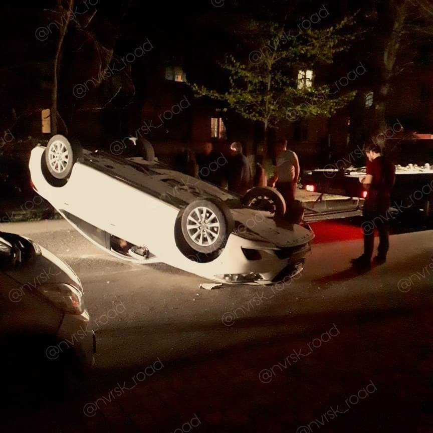 Новороссийская автоледи элегантно уложила авто вверх колёсами Новороссийская автоледи элегантно уложила авто вверх колёсами