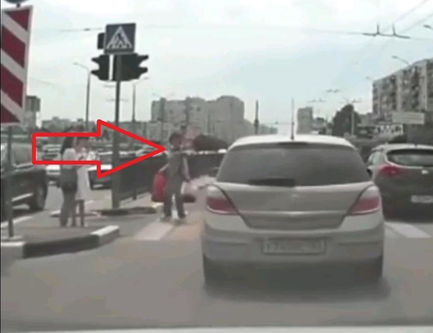 Жительница Новороссийска попала на видео, а могла и под машину Жительница Новороссийска попала на видео, а могла и под машину