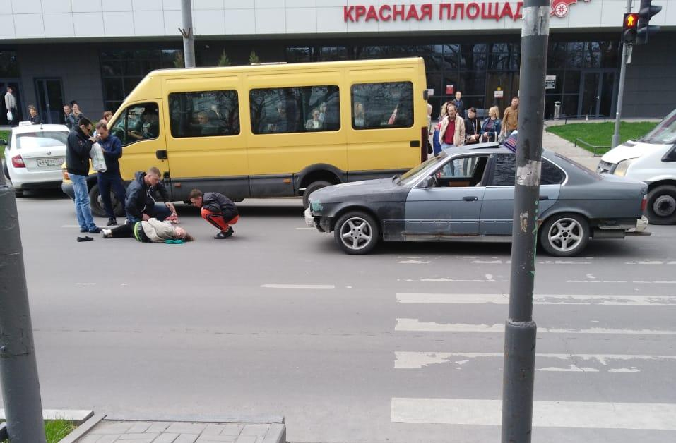 ДТП в центре Новороссийска. Женщина отлетела на несколько метров от «зебры» ДТП в центре Новороссийска. Женщина отлетела на несколько метров от «зебры»