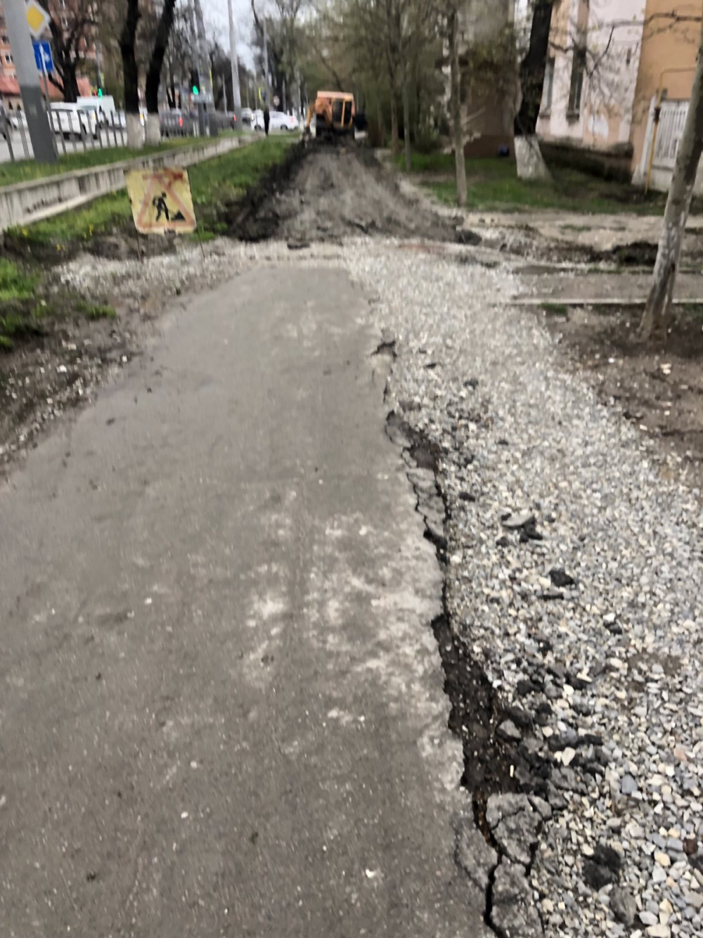 Дошли до школы - все в грязи: новороссиец о разрытом тротуаре