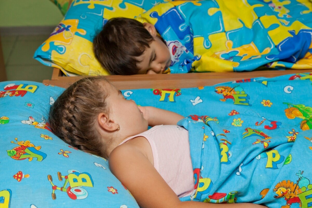 Обед тихий час. Дети спят в садике. Дети спят в детском саду. Дневной сон в детском саду. Детки спят в детском саду.