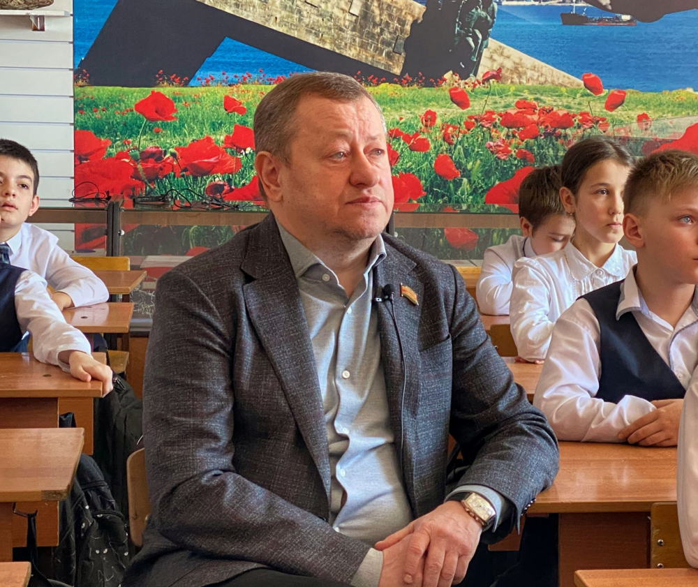 Акция «Сохраним память»: Депутат ЗСК Михаил Ковалюк посетил музей в школе №18