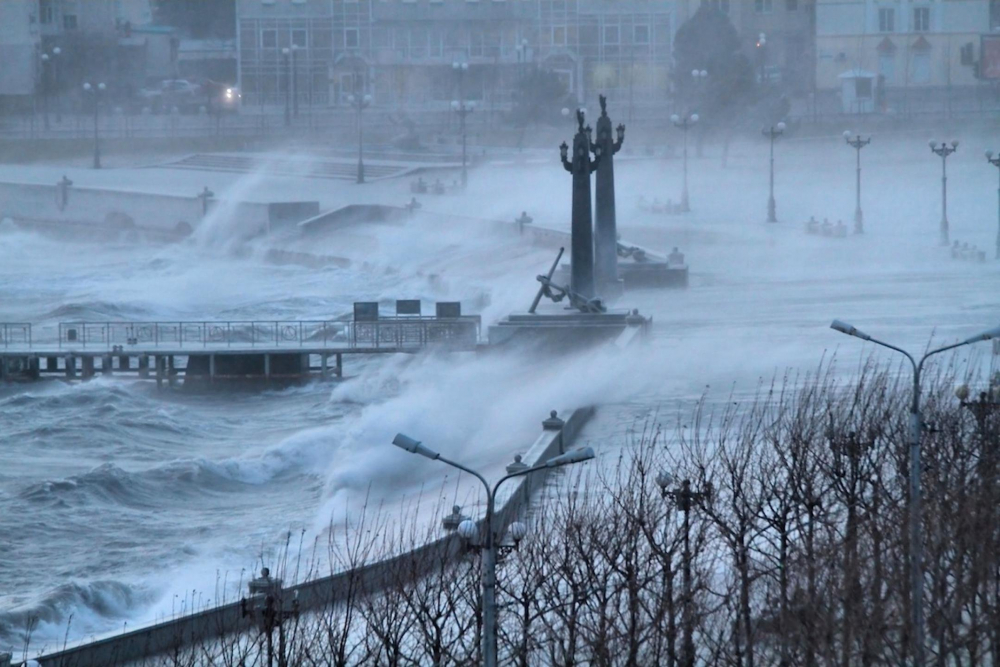 Ливень, гроза и ветер: в Новороссийске объявлено штормовое предупреждение