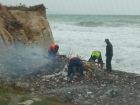 Жительница Мысхако рассказала о "людях в желтых жилетах", которые вместо уборки мусора с пляжа решили его сжечь