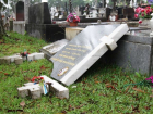 Вандализм на кладбище: в Новороссийске неизвестные разрушили около десятка памятников 