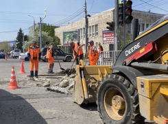 Верхний слой и искусственные неровности: ремонт дорог Новороссийска продолжается