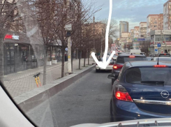 Припаркованные авто мешают ездить по улице Энгельса в Новороссийске 
