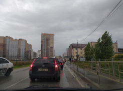 Из-за дождя Новороссийск сковало пробками, а дороги частично затопило
