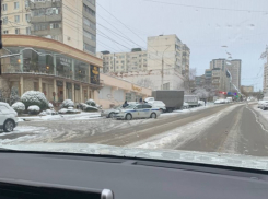 Дороги в Новороссийске расчистили от снега и наледи, но на летней резине лучше не ехать