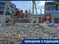 «Как считаете, она права?»: на пляже Новороссийска женщина на весь день заняла качели, вместо лежака