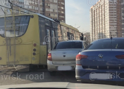 Троллейбус сошел с линии: авария возле "Самолета" в Новороссийске 