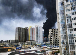 Облака черного дыма: прямо сейчас в Новороссийске горит строящаяся школа 
