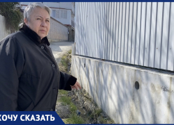 Прорвало трубу: почти год по дороге в Новороссийске течет вода