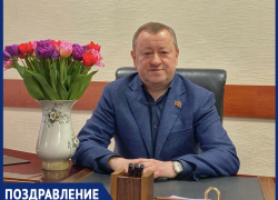 Депутат ЗСК Михаил Ковалюк поздравил милых дам с 8 марта 