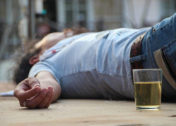 Нашли и выпили: в Новороссийске три человека отравились неизвестной жидкостью