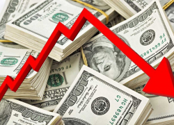 Новый рекорд: курс доллара рухнул ниже 77 рублей 