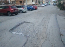 Ремонт "для галочки": в Мысхако засыпали ямы, но машины снова проваливаются 
