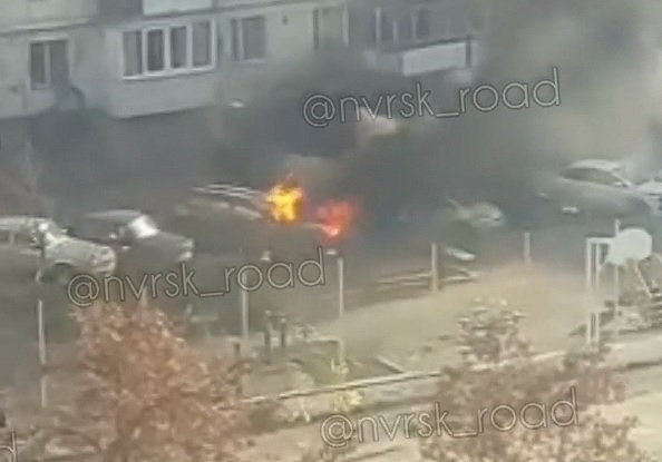 В одном из дворов Новороссийска горит машина