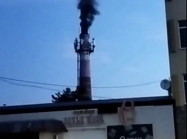«Думал, что-то горит», - из котельной в Южном районе Новороссийска валит чёрный дым