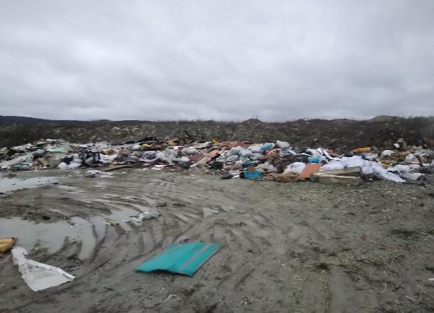 Просто берут и вываливают мусор: законна ли свалка в Верхнебаканском